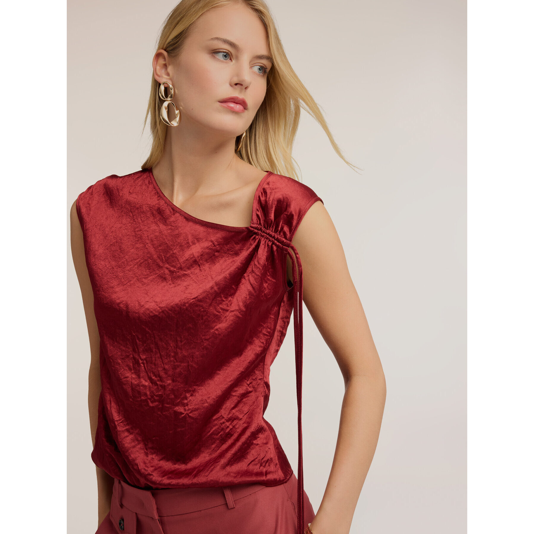 Motivi - Top in raso con scollo asimmetrico drappeggiato - Bordeaux