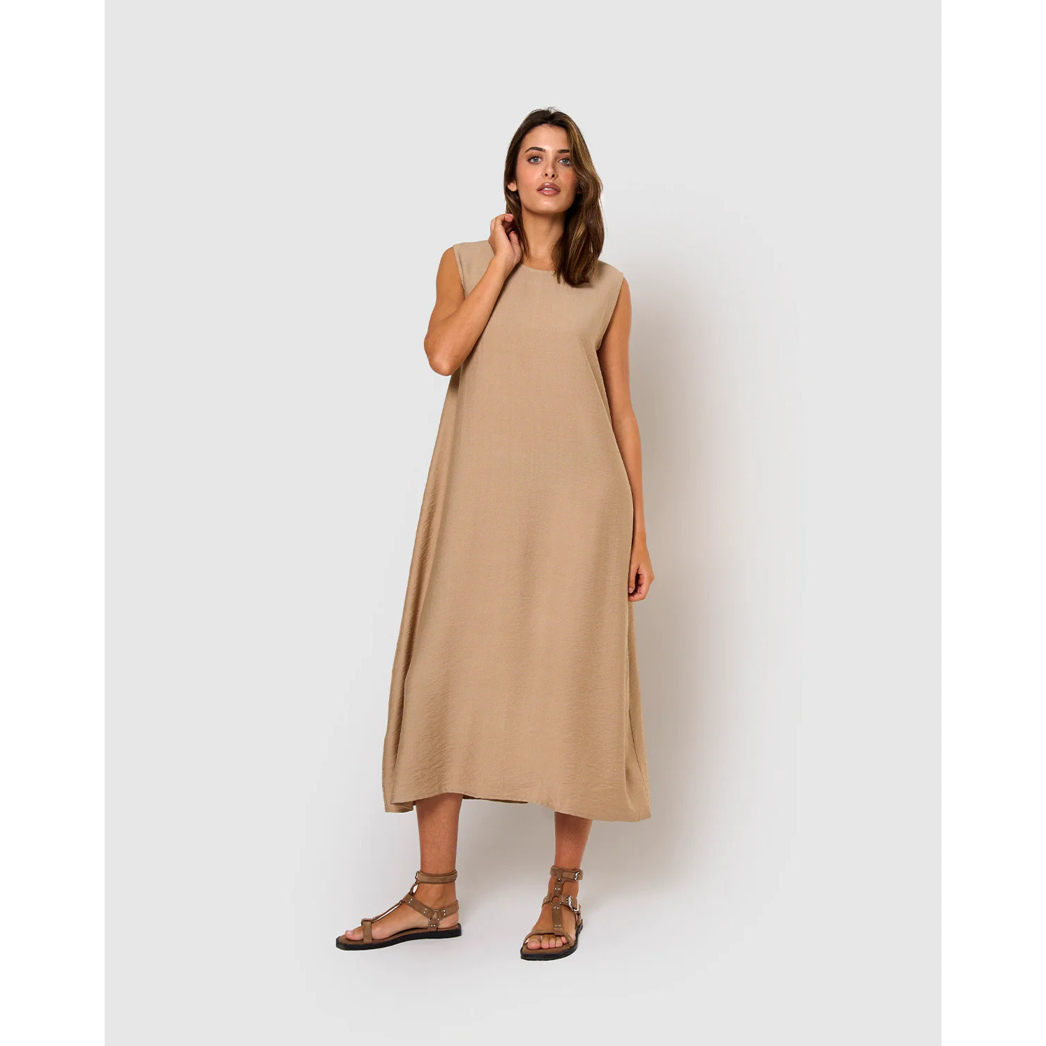 Vestido largo sin mangas fluido camel
