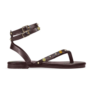 Sandalias planas marrones con tachuelas y doble pulsera