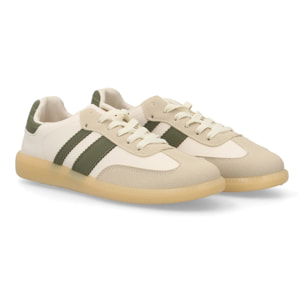 Zapatillas deportivas estilo retro casual.