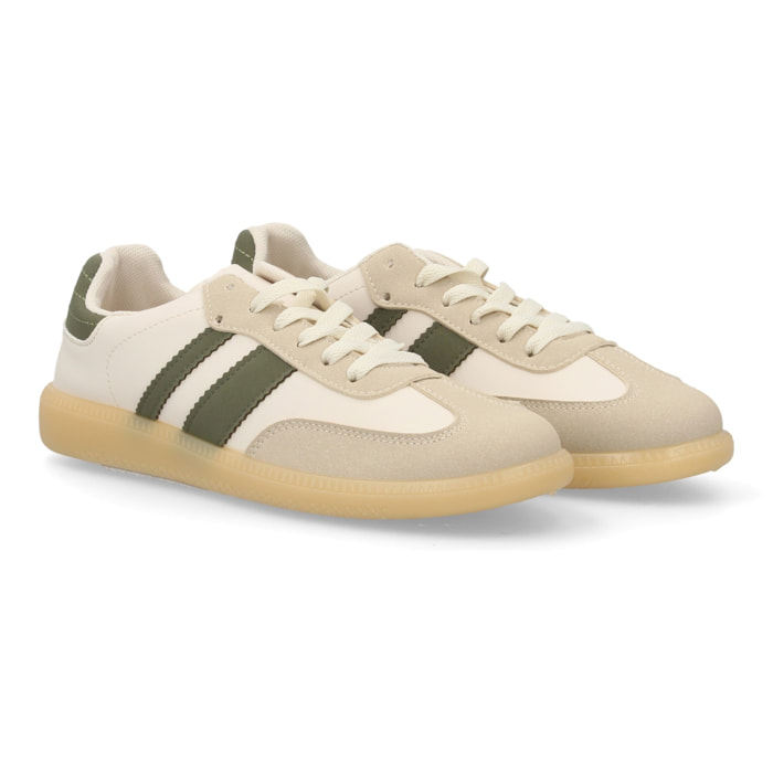 Zapatillas deportivas estilo retro casual.