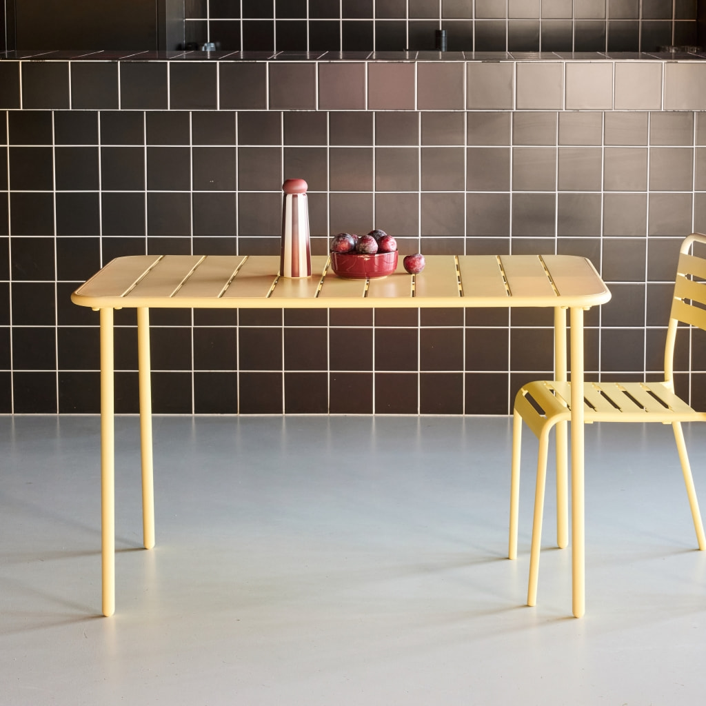 Table de jardin métal 4 places. jaune. Amelia. 120x70cm. traitement antirouille. lattes et bords arrondis