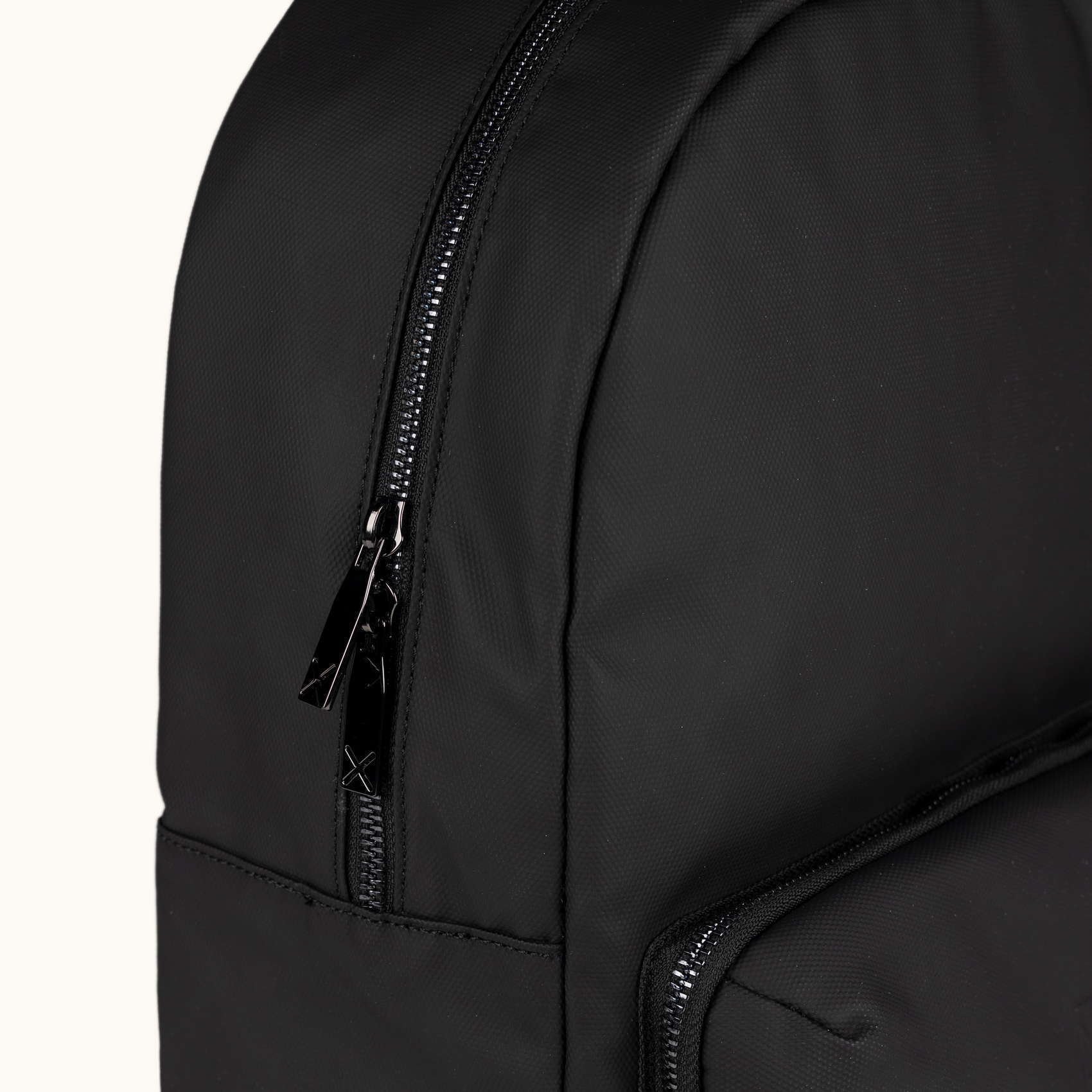 Mochila sostenible urbana negra PEAK RECYCLED BACKPACK