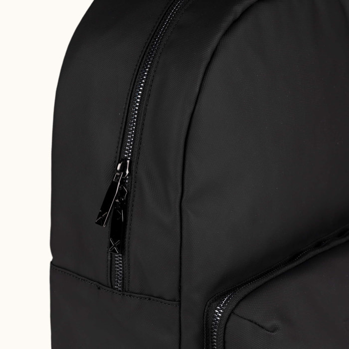 Mochila sostenible urbana negra PEAK RECYCLED BACKPACK