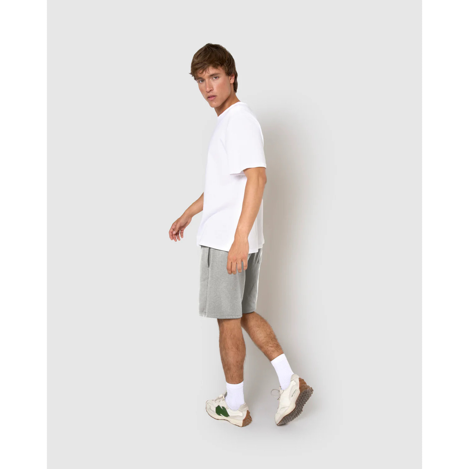 Pantalón corto básico deportivo liso gris claro