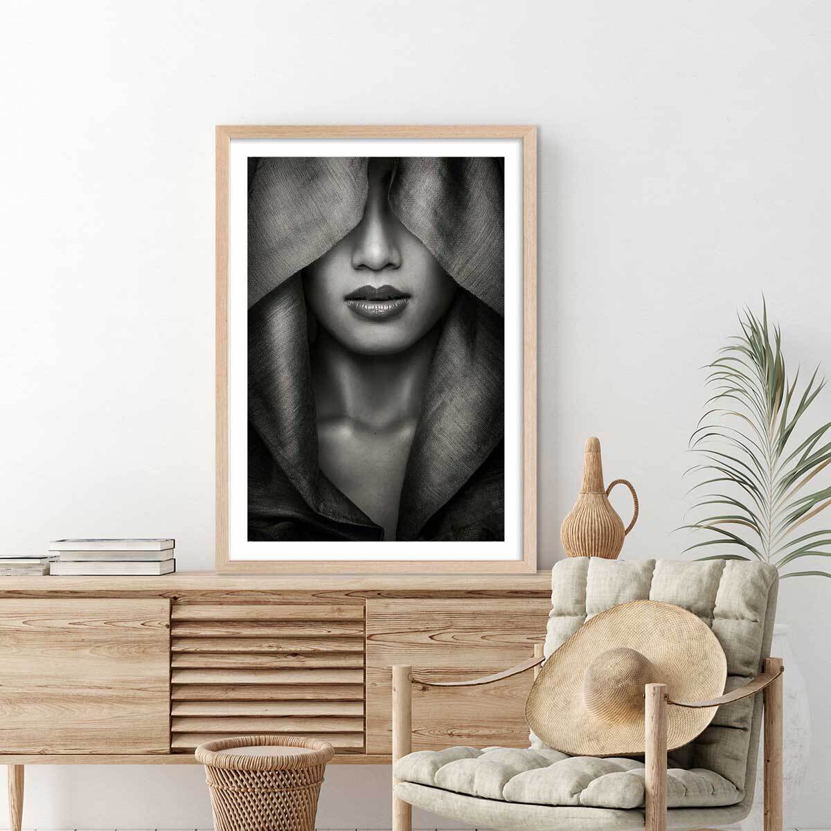Affiche portrait de femme - Capuche Affiche sous cadre bois