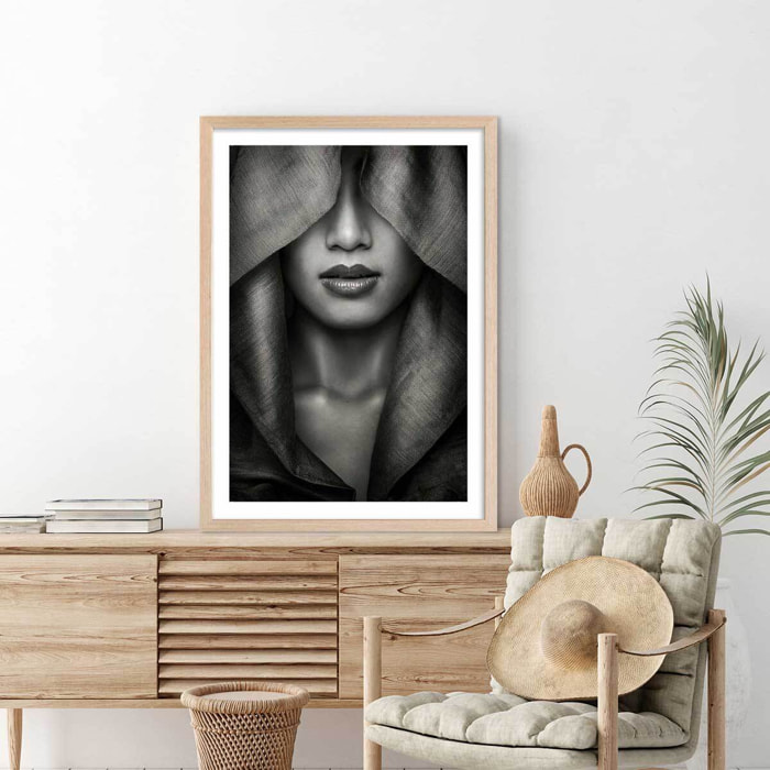 Affiche portrait de femme - Capuche Affiche sous cadre bois