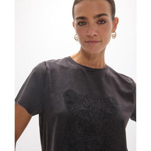 T-shirt girocollo aderente con spacchi laterali e stampa leopardata sul davanti.