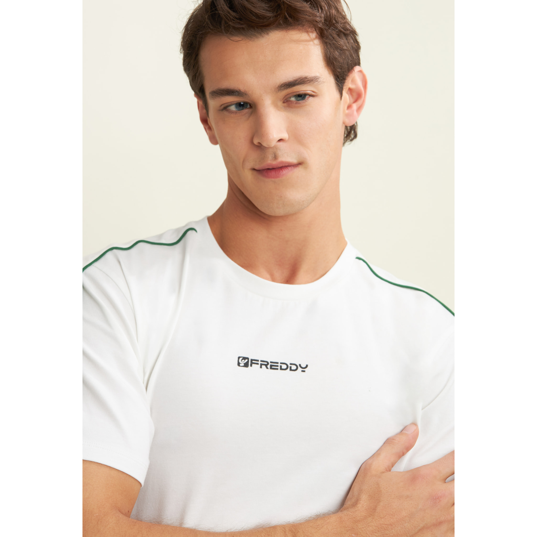 T-shirt in jersey stretch con cuciture in contrasto