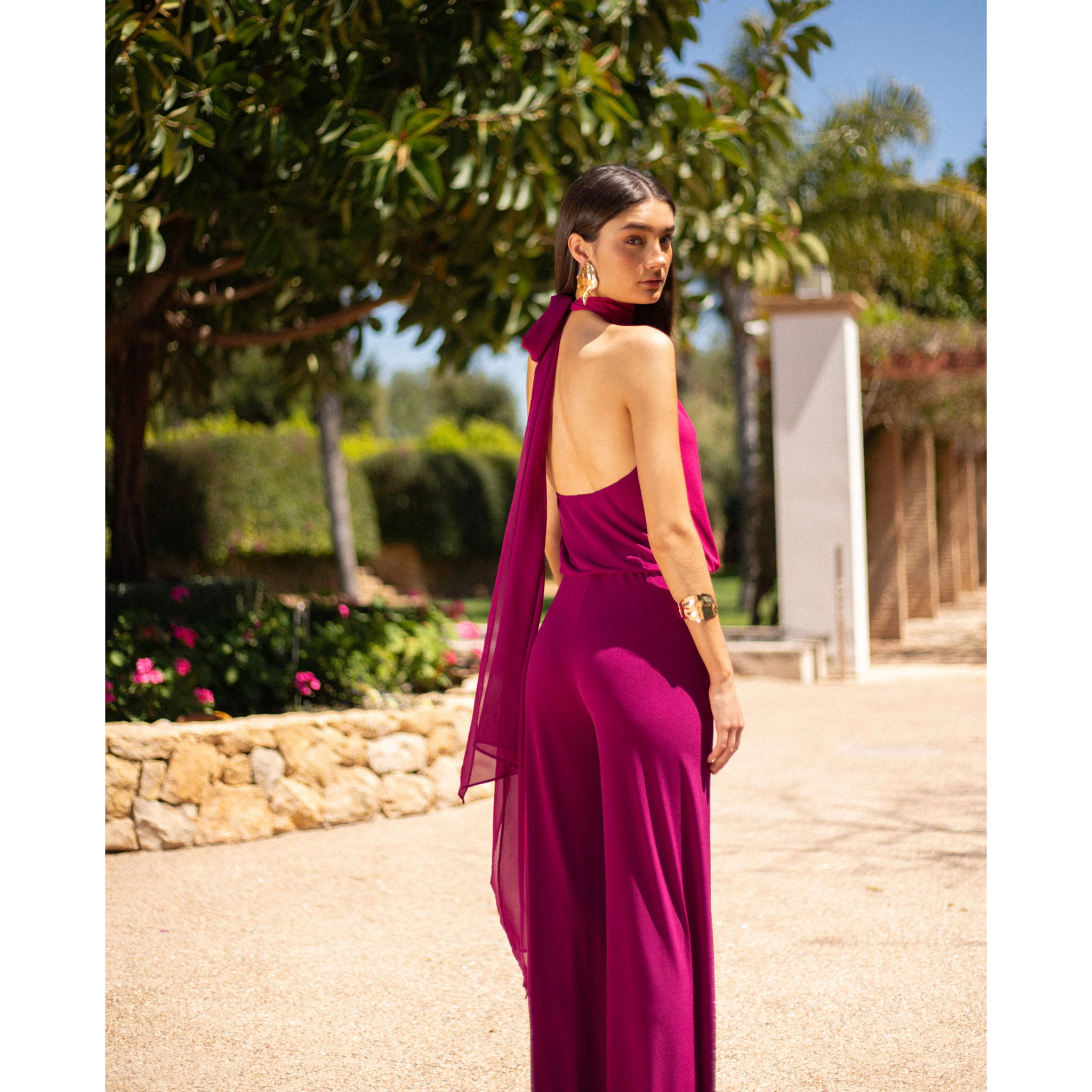 Mono largo de punto con cuello halter y pierna ancha