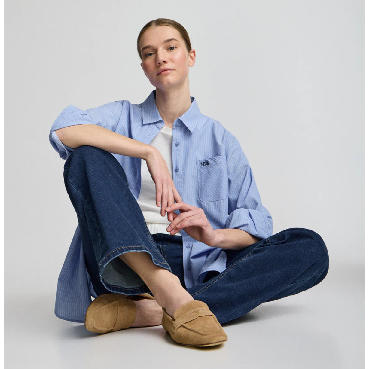 Mocassini Antonella in pelle scamosciata color cammello con particolare metallico