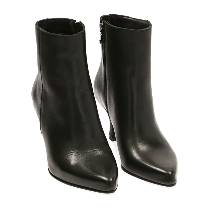 Botines de piel negra, tacón 8 cm.