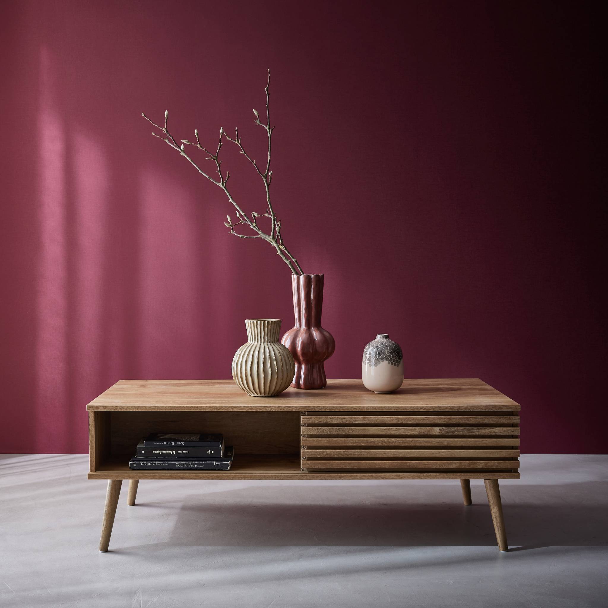 Table basse scandinave avec portes coulissantes décor bois rainuré et niches de rangement