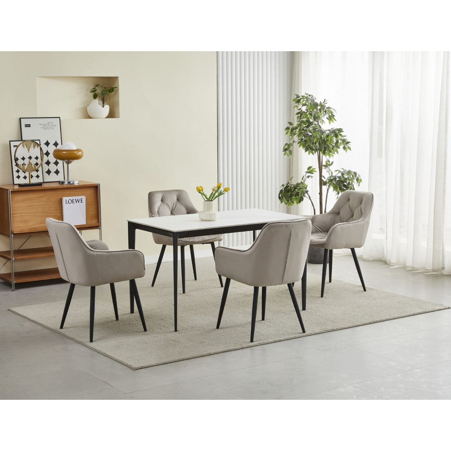Sedia Jork Velvet con braccioli in velluto beige e gambe nere