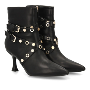 Botín elegante con tiras y hebillas.