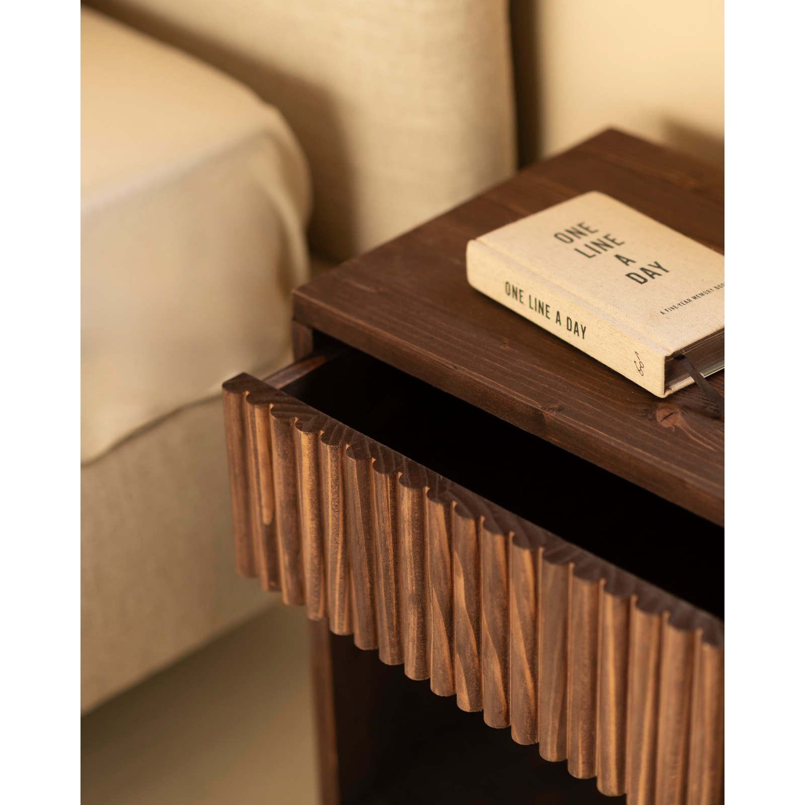 Pack de 2 mesitas de noche de madera maciza con un cajón en tono nogal de varias medidas