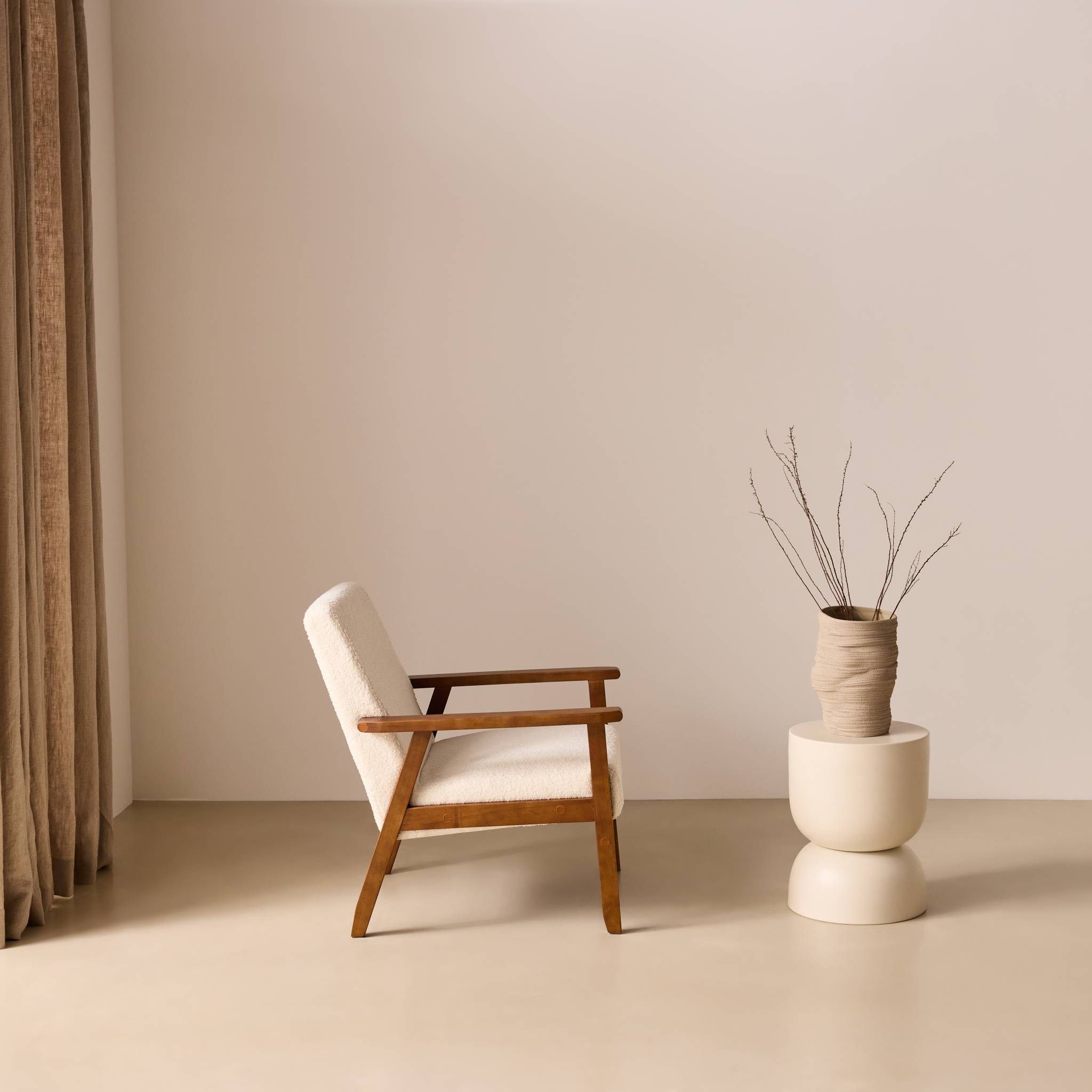 Fauteuil scandinave bois d'hévéa teinté noyer clair bouclette ISAK