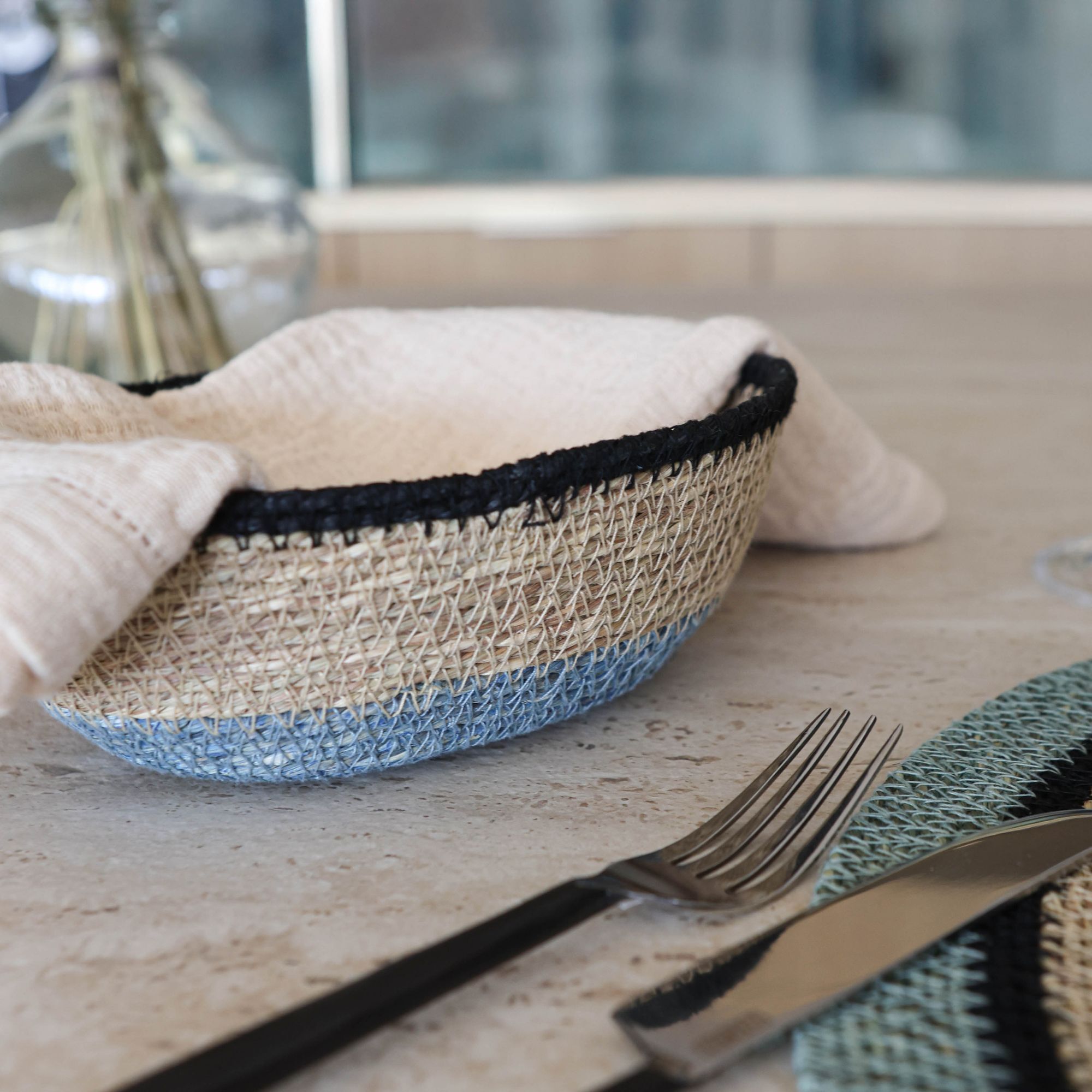 Panier ovale en jonc de mer naturel et bleu d20cm DUNE