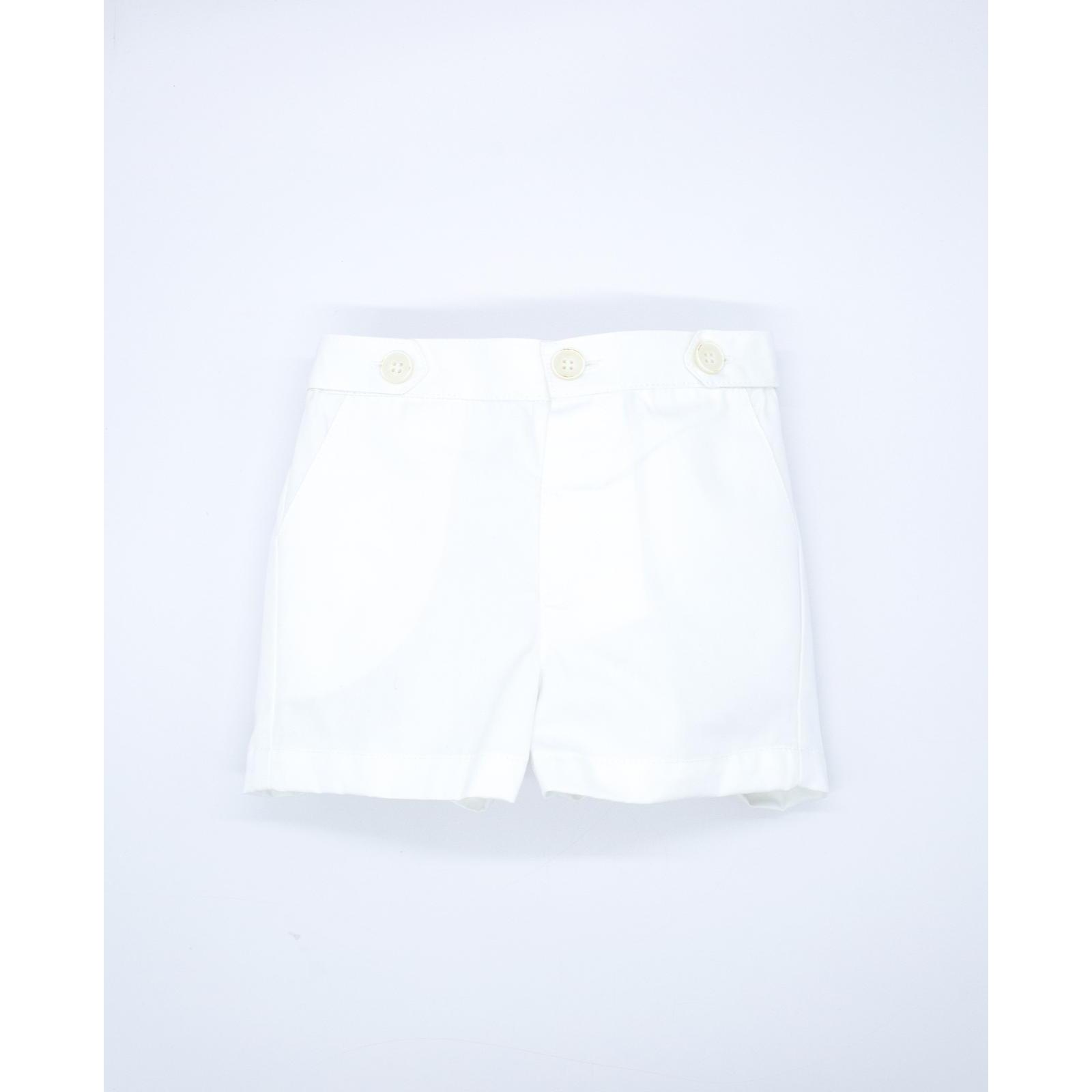 Bermuda de sarga blanca, con bolsillos y bragueta.