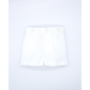 Bermuda de sarga blanca, con bolsillos y bragueta.