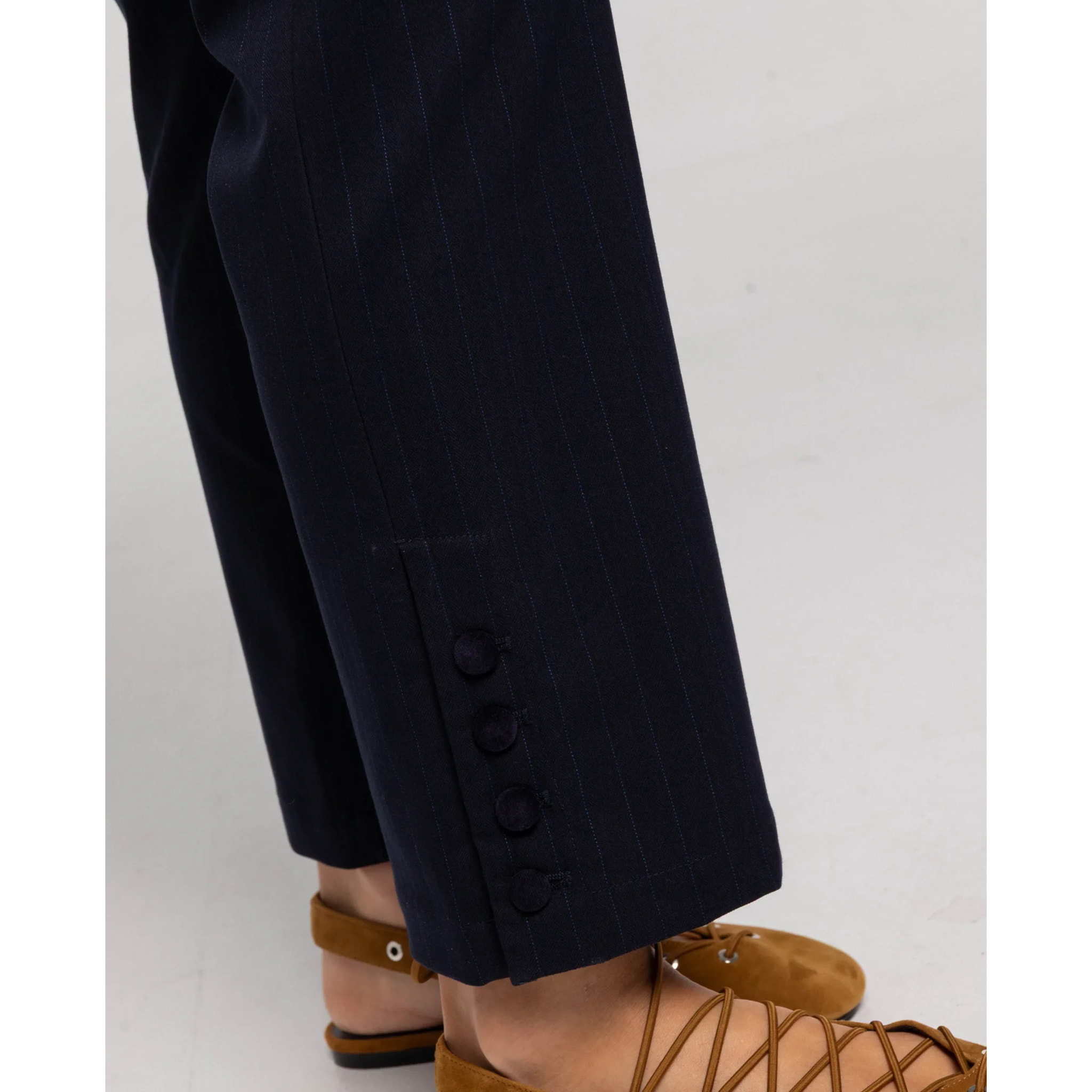 Pantalón de vestir  estilo traje con aberturas laterales y 5 botones en el bajo de mujer