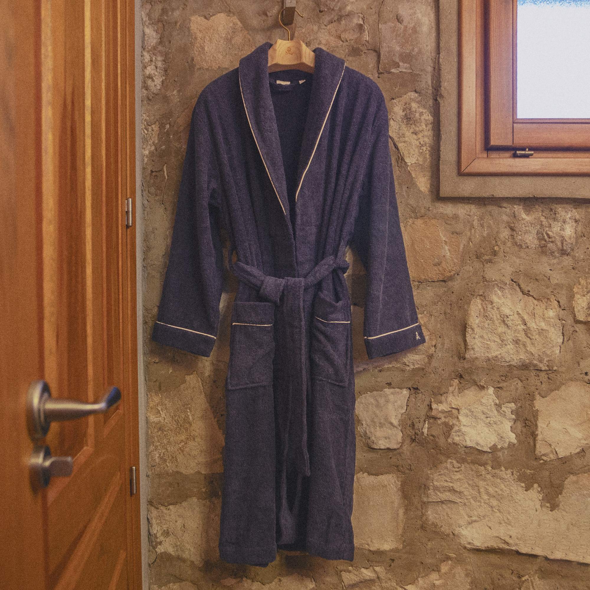 Scalpers albornoz liso con ribete y detalle bordado azul marino talla l-xl
