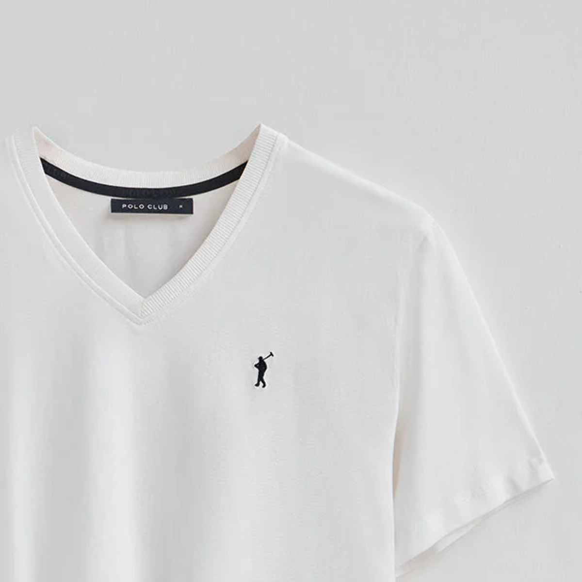 Camiseta blanca con cuello pico y bordado Rigby Go