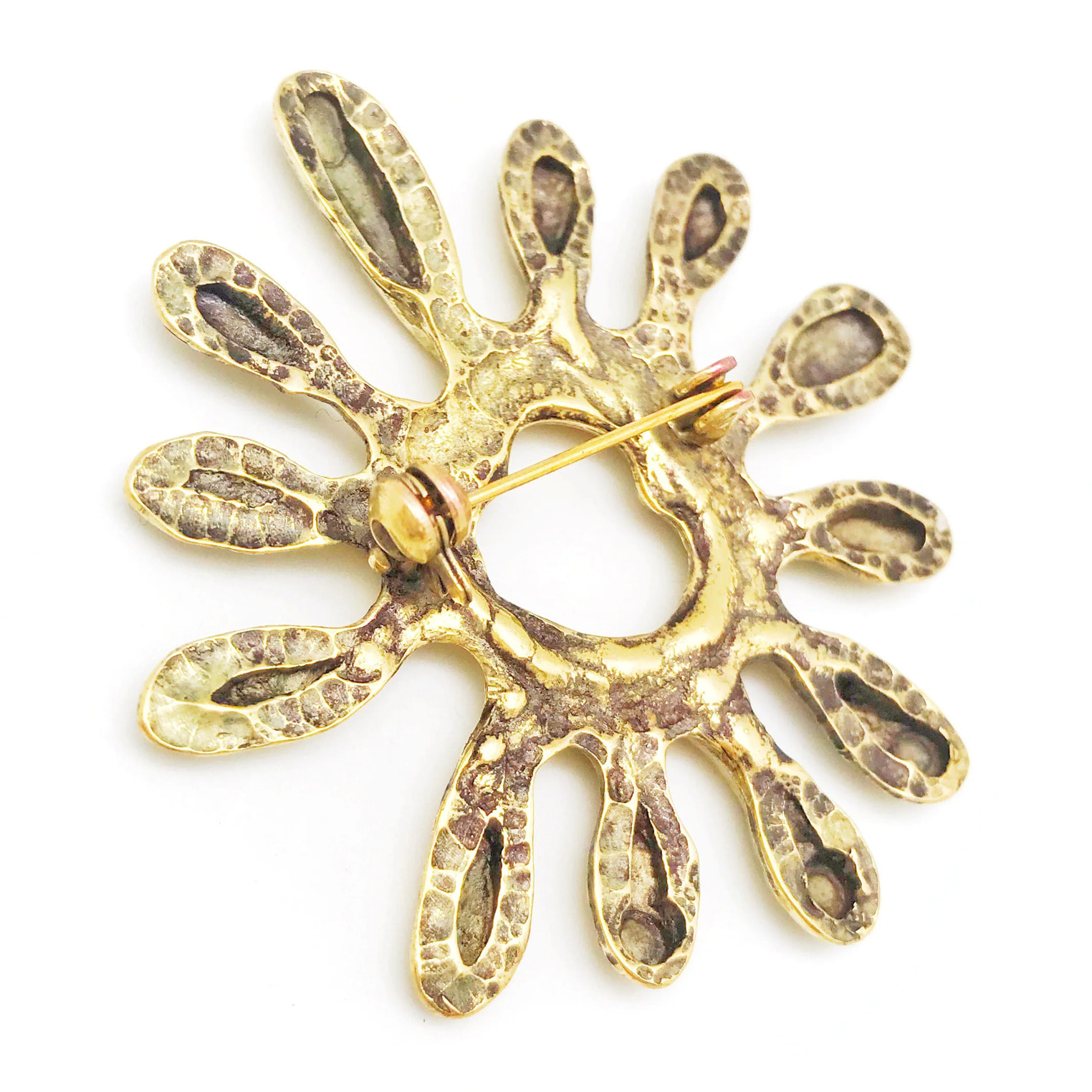 Broche redondo irregular zamak chapado en dorado 5.5cm