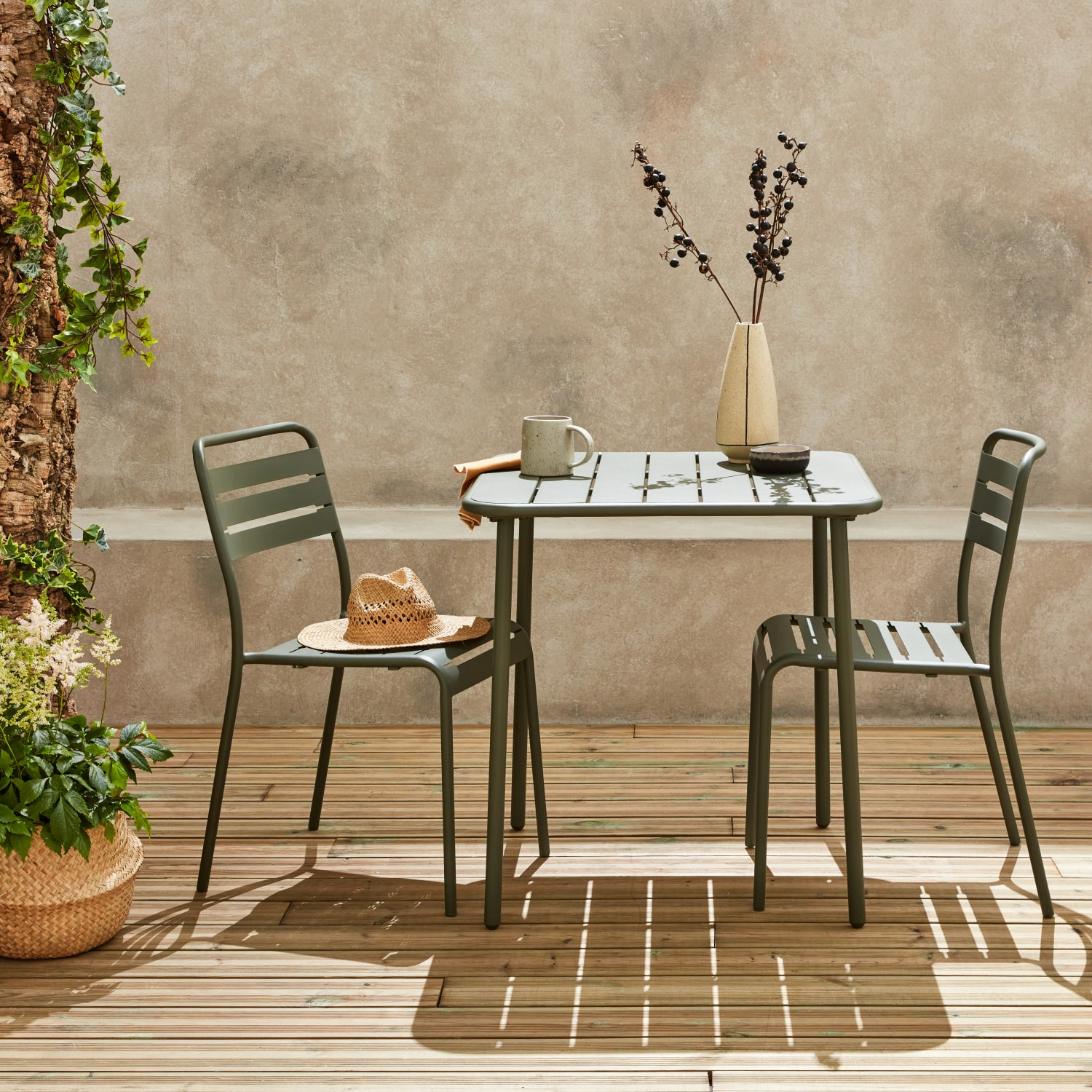 Table de jardin métal + 2 assises kaki Amélia. lattes et bords arrondis. traitement antirouille