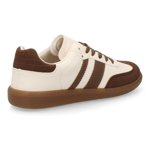 Zapatillas deportivas estilo retro casual.