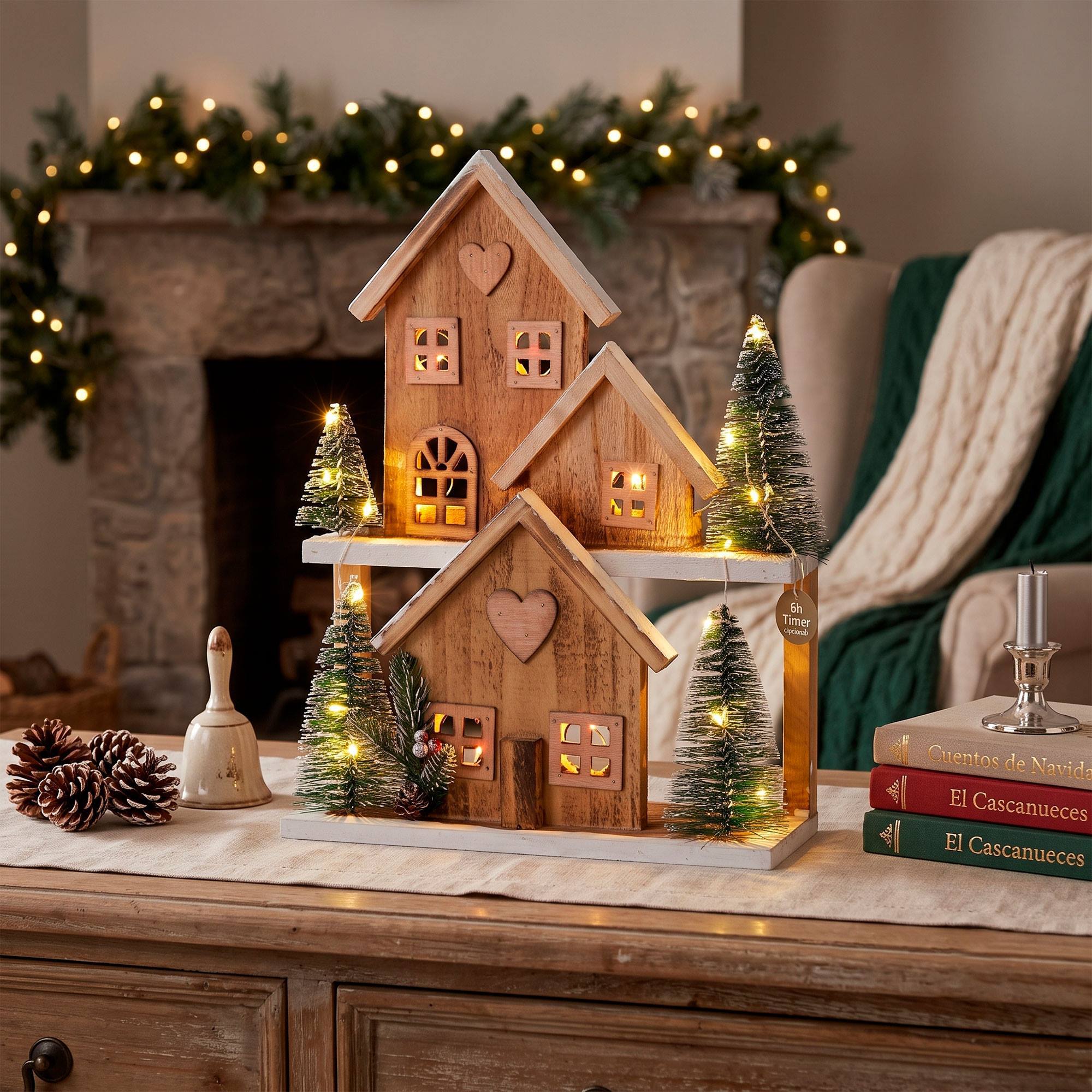 Casa navideña de madera con led blanco cálido y 4 árboles nevados, temporizador 6h 26x10x36 cm