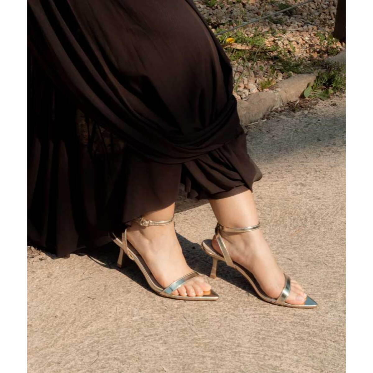 Sandalias de tacón kitten doradas con punta fina