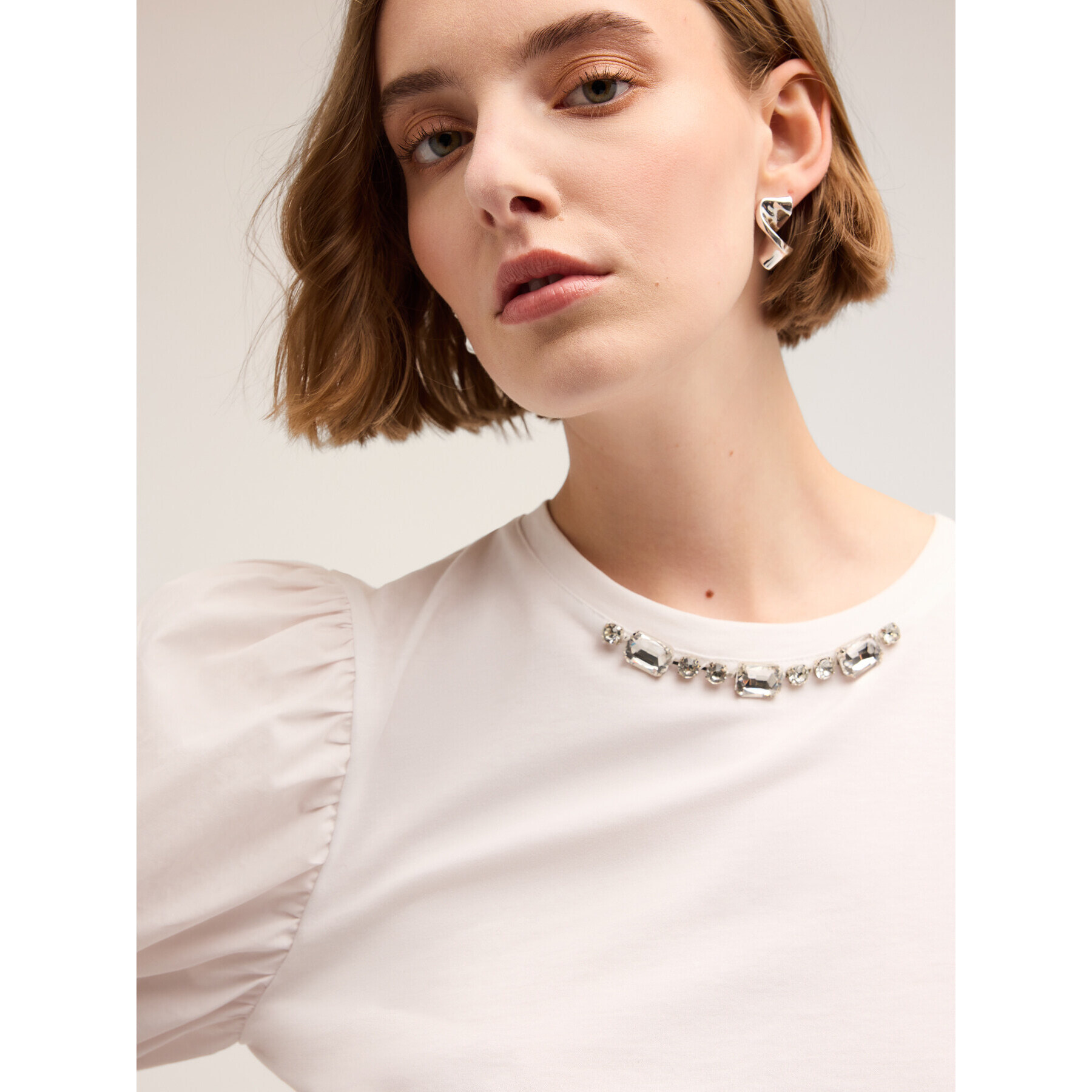 Motivi - Camiseta con piedras y mangas abullonadas - Blanco