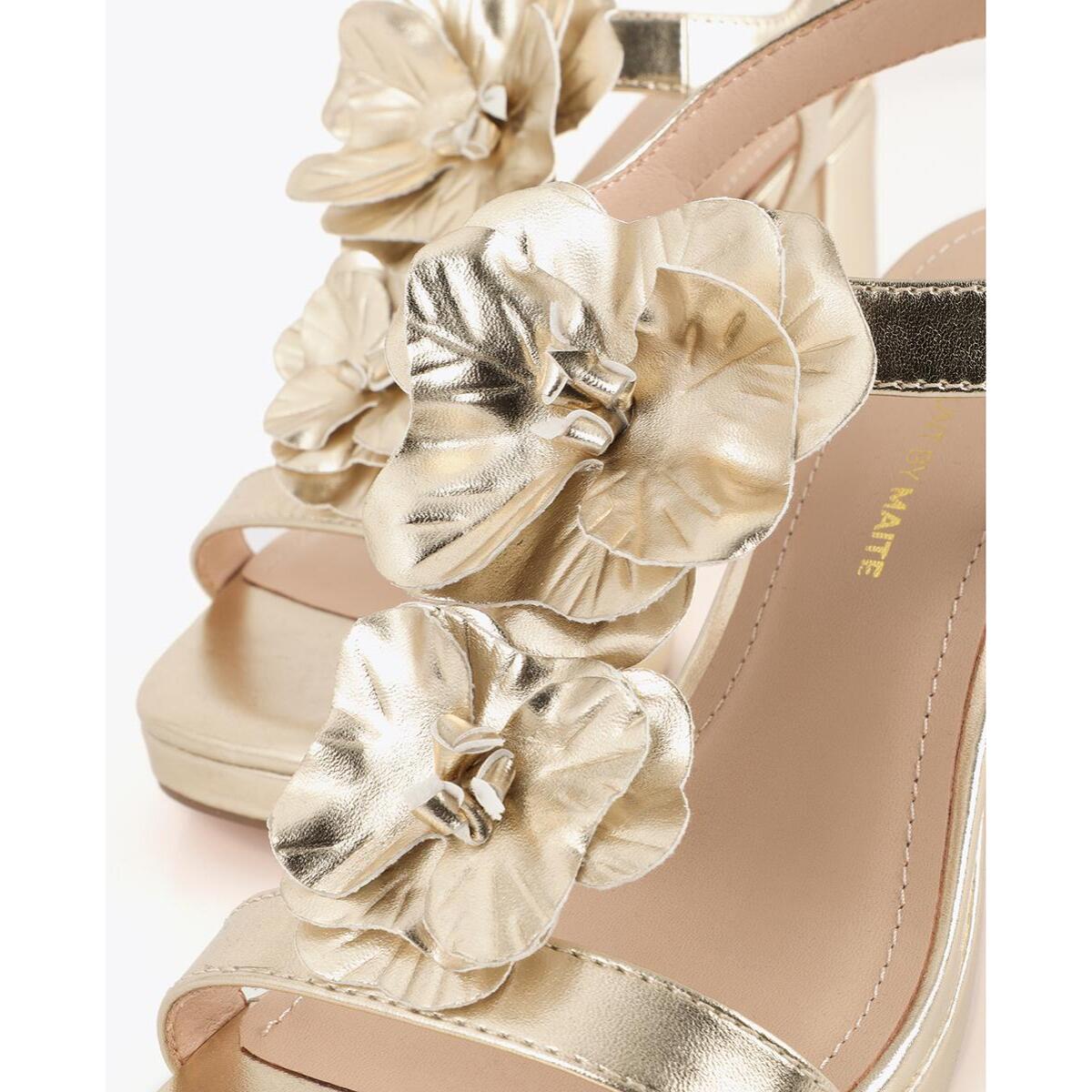 Sandalo con tacco e decorazioni floreali