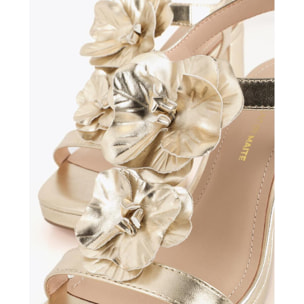 Sandalo con tacco e decorazioni floreali