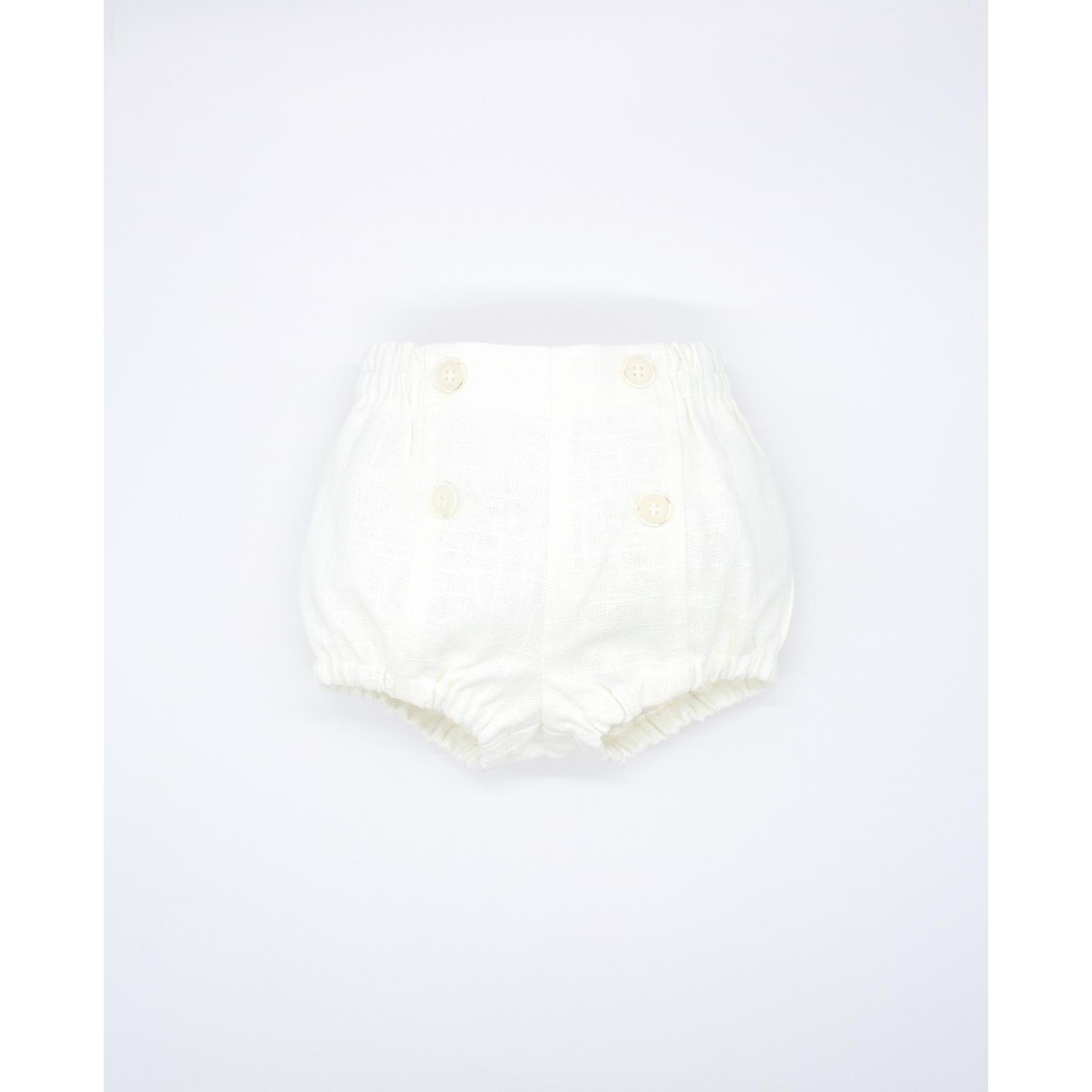 Bermuda de lino blanco. Con botones en el centro, goma en la cintura y en las piernas.