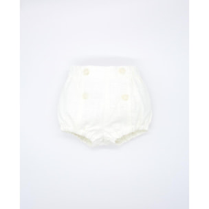 Bermuda de lino blanco. Con botones en el centro, goma en la cintura y en las piernas.