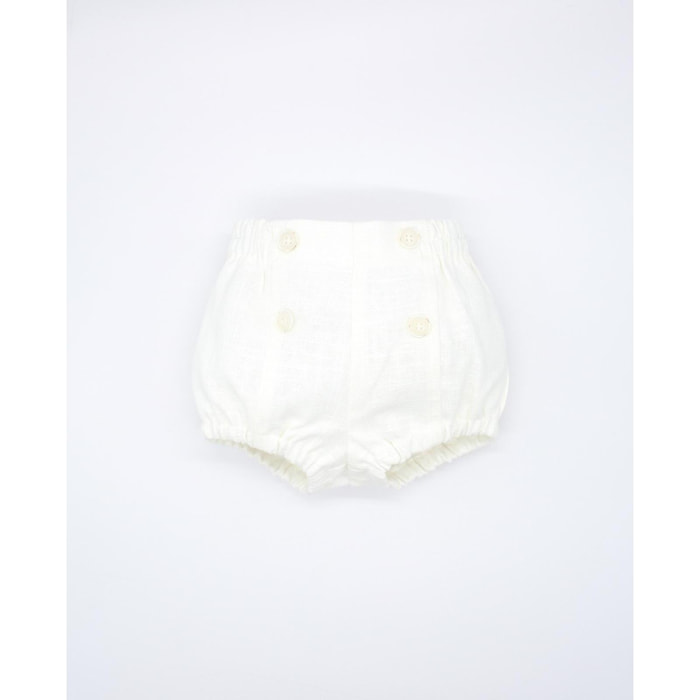 Bermuda de lino blanco. Con botones en el centro, goma en la cintura y en las piernas.