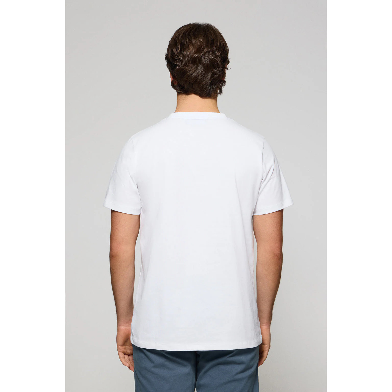 Pack de tres camisetas de manga corta azul marino, blanca y gris vigoré con logo Rigby Go