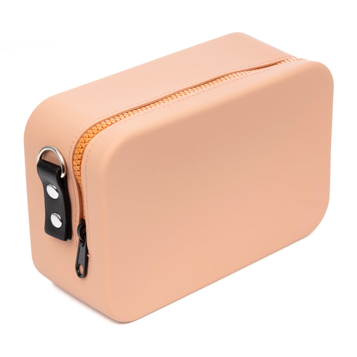 Cuerpo bolso bandolera rectangular de silicona.