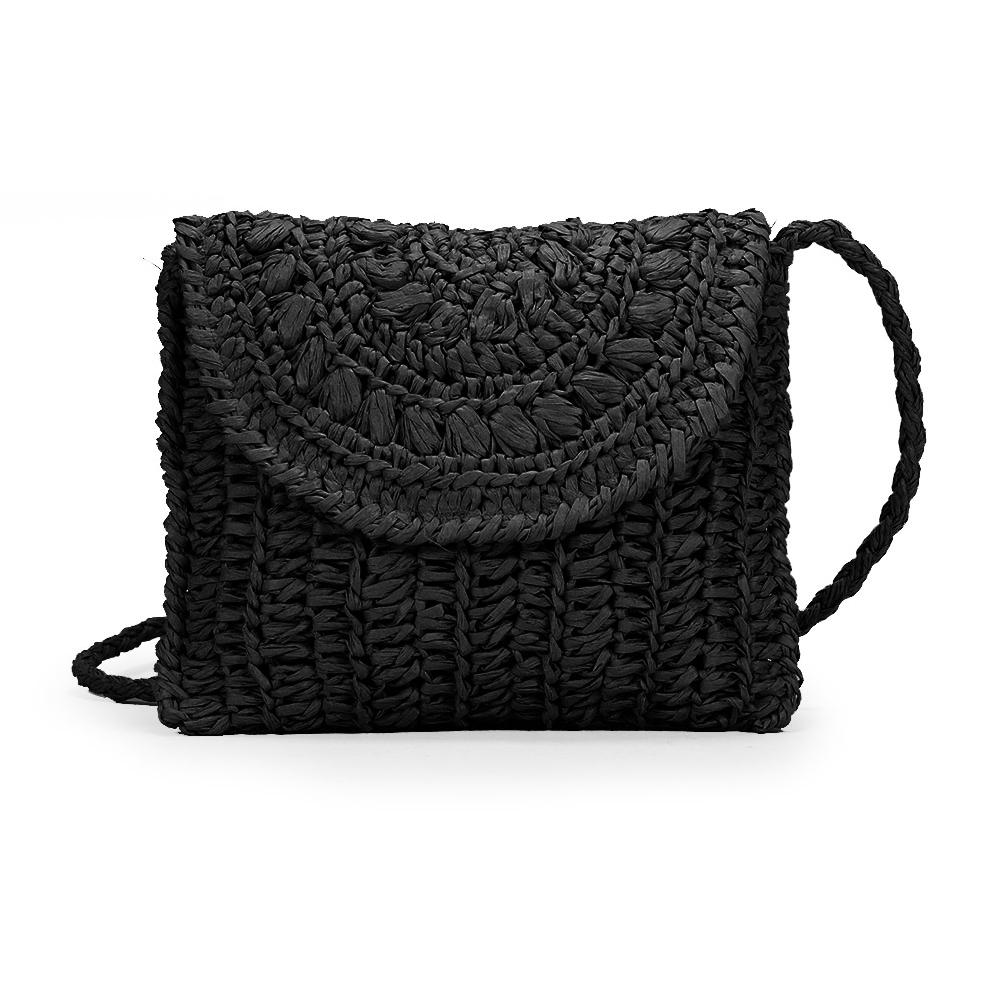 Bolso de rafia negro tipo bandolera con solapa