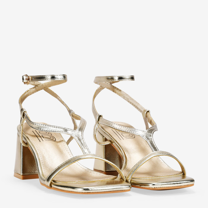 Sandalias de tacón doradas con pulsera y hebilla