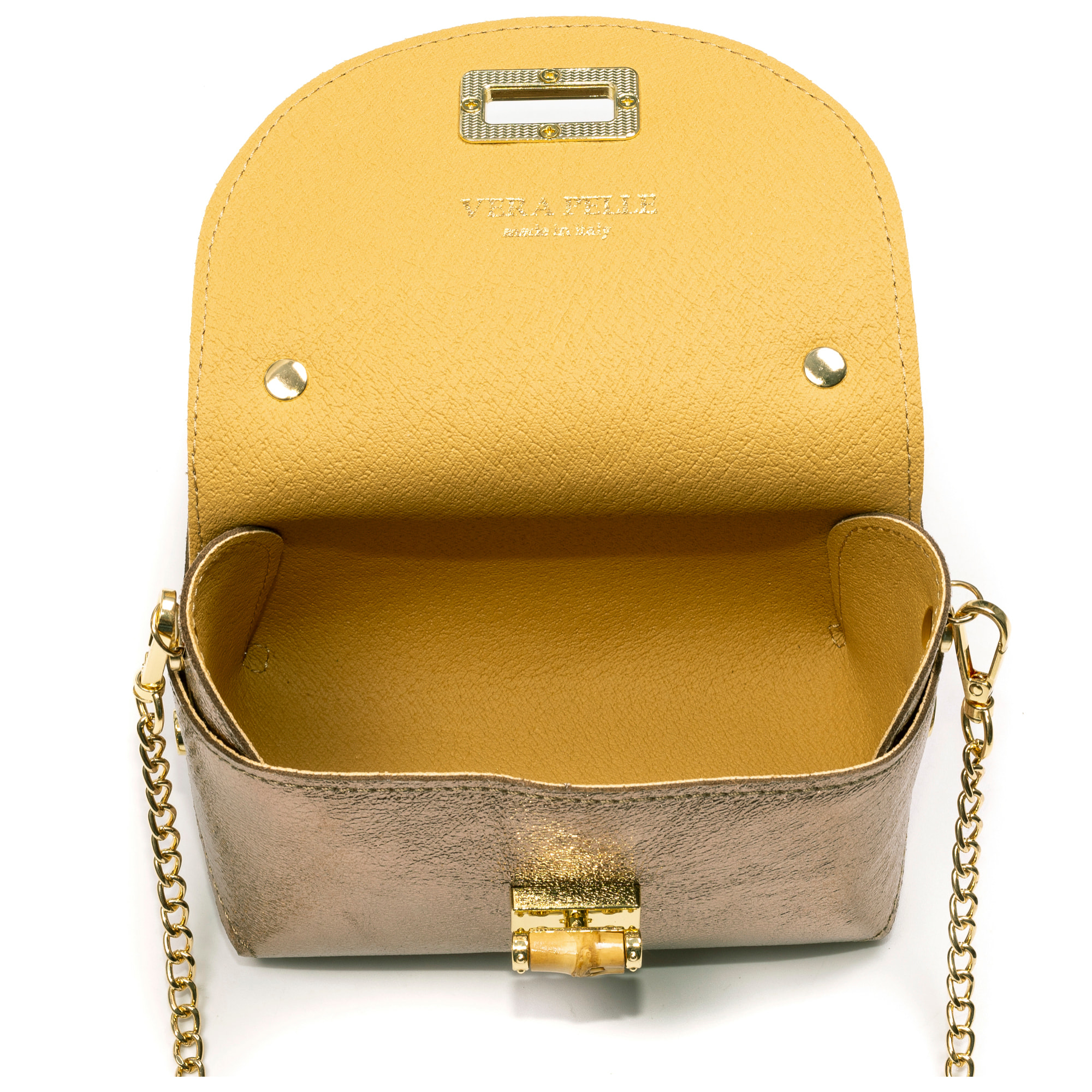 Arzano borsa a spalla in vera pelle scamosciata lucido laccato con tracolla in metallo. Chiusura esclusiva in legno.