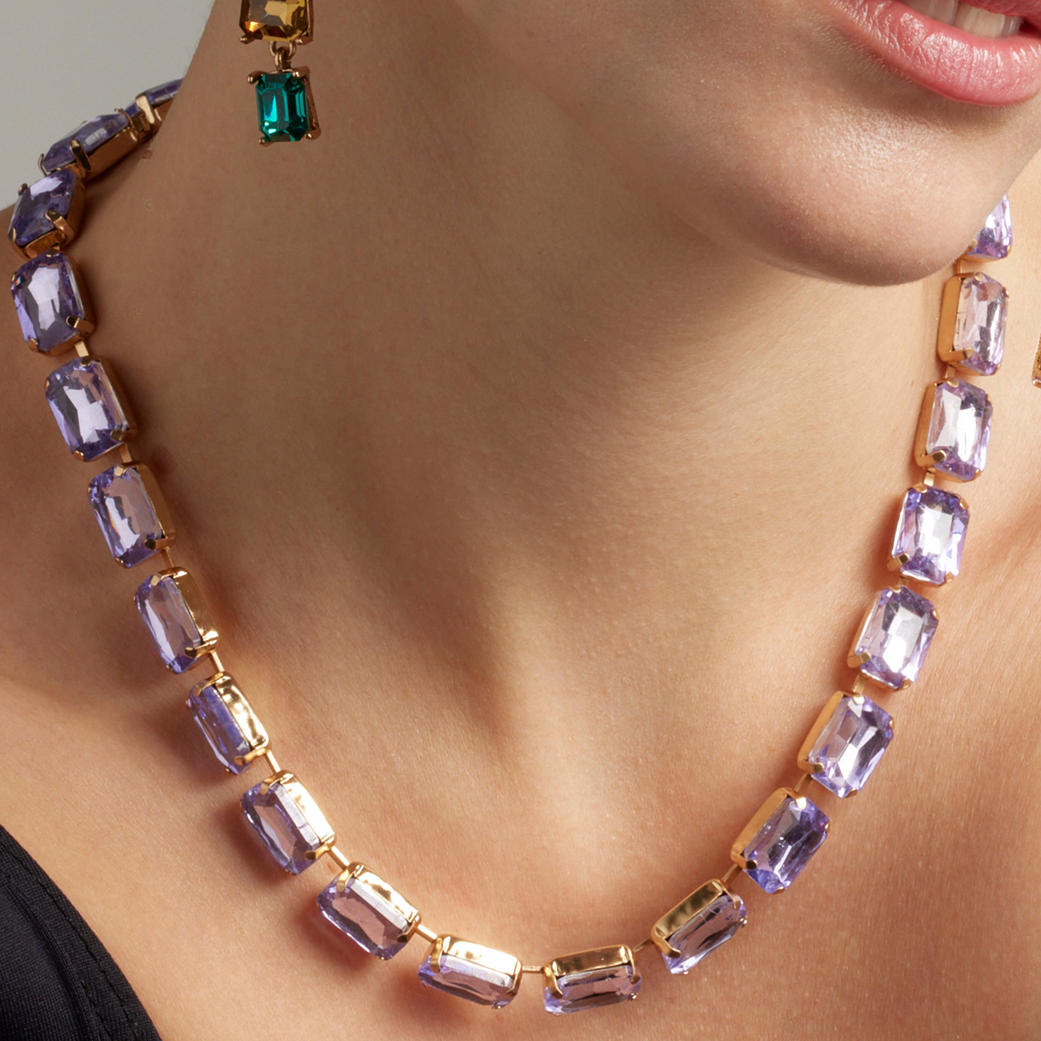 Collar de Cristal Morado acabado en oro amarillo de 18k