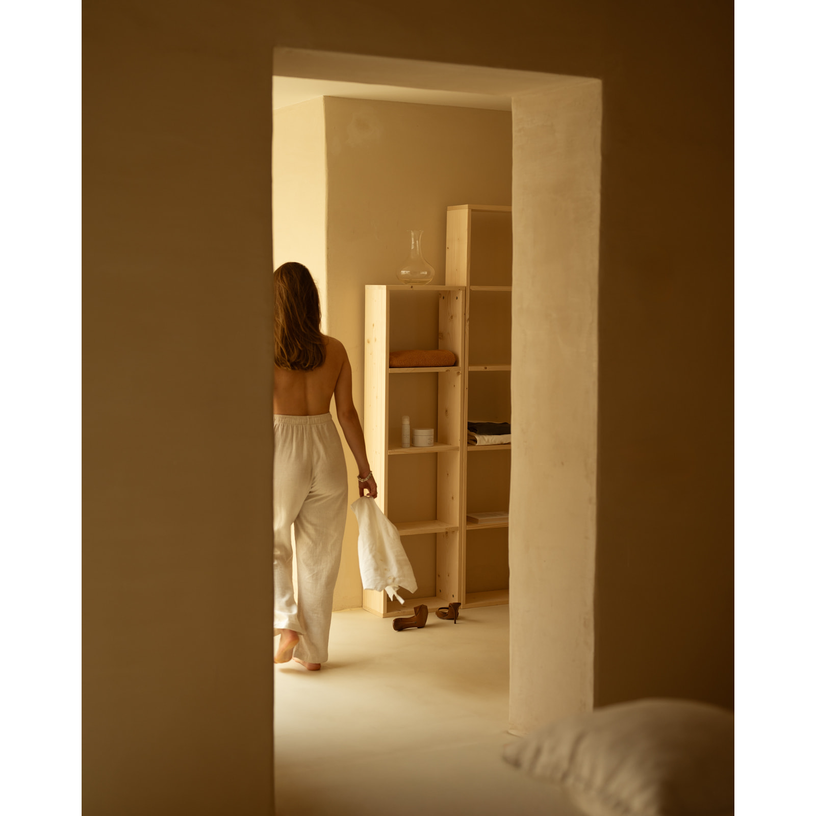 Estanteria de madera maciza en tono natural con 3 estantes Alto: 146 Largo: 40 Ancho: 20