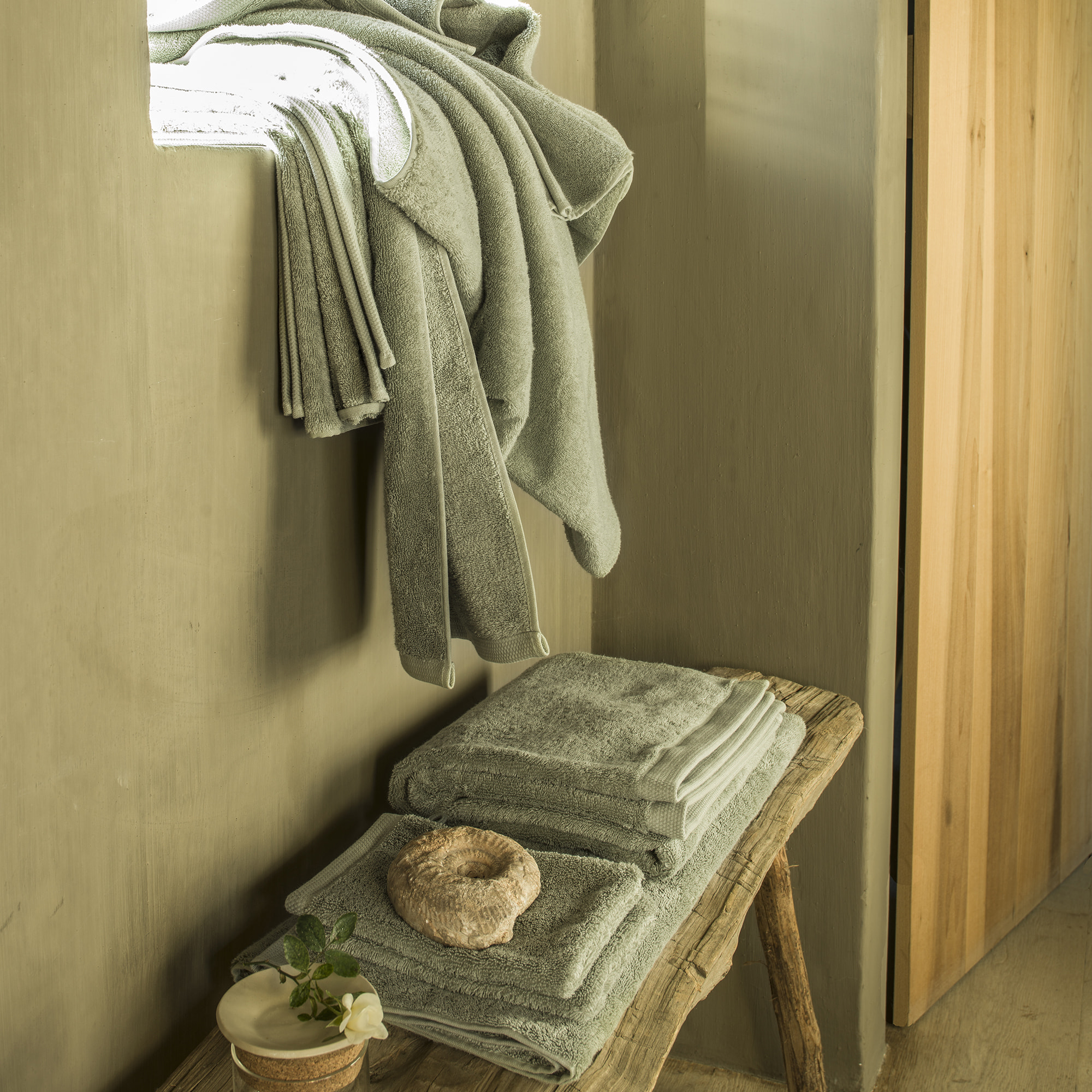 Drap de bain uni en coton peigné biologique, ESSENTIEL, Vert Maquis