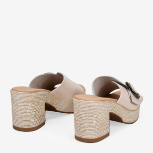 Sandalias de piel beige destalonadas con tacón efecto esparto