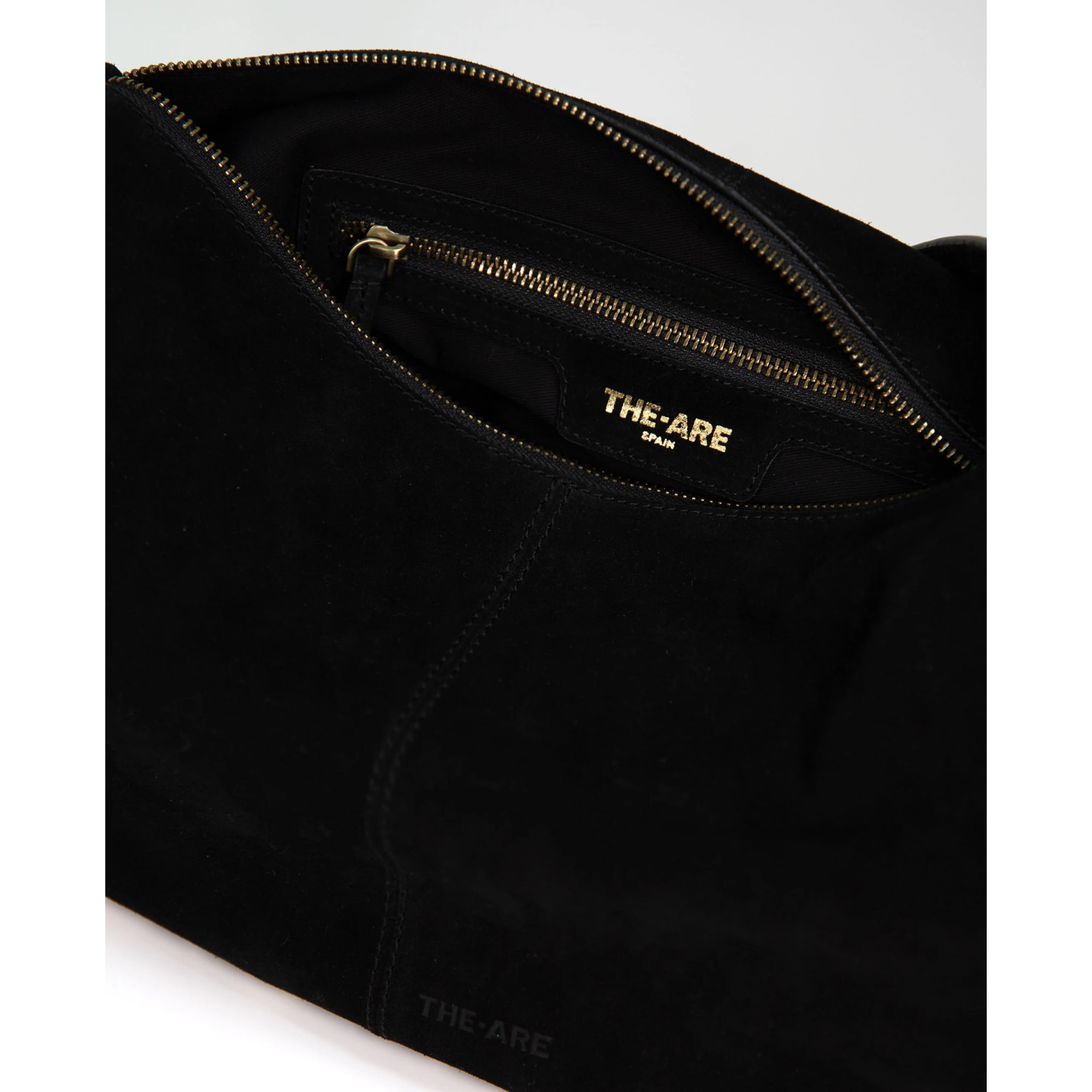 Bolso grande de ante negro con flecos y tachuelas doradas