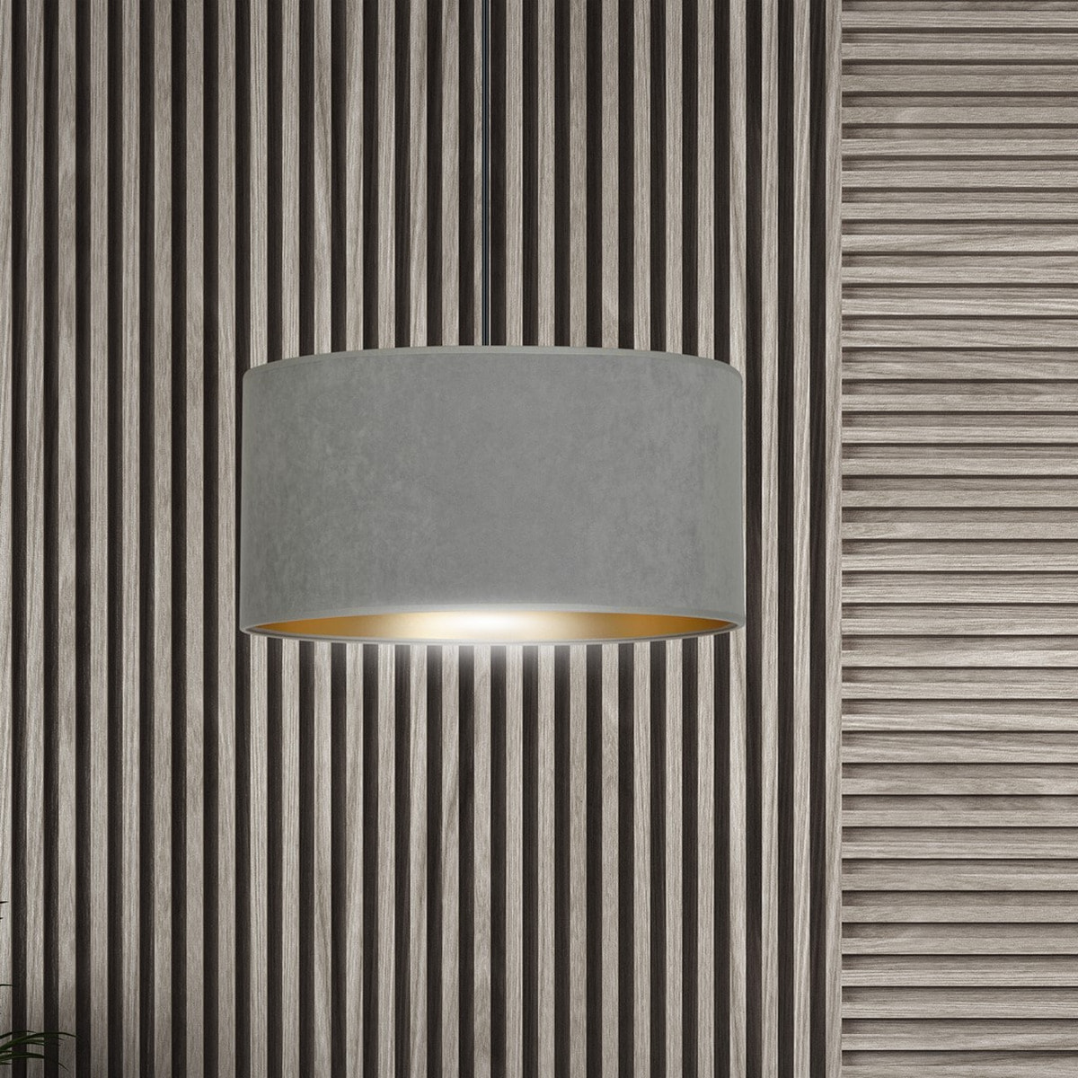 Lampada a sospensione Hilde con paralume in velluto grigio e interno oro