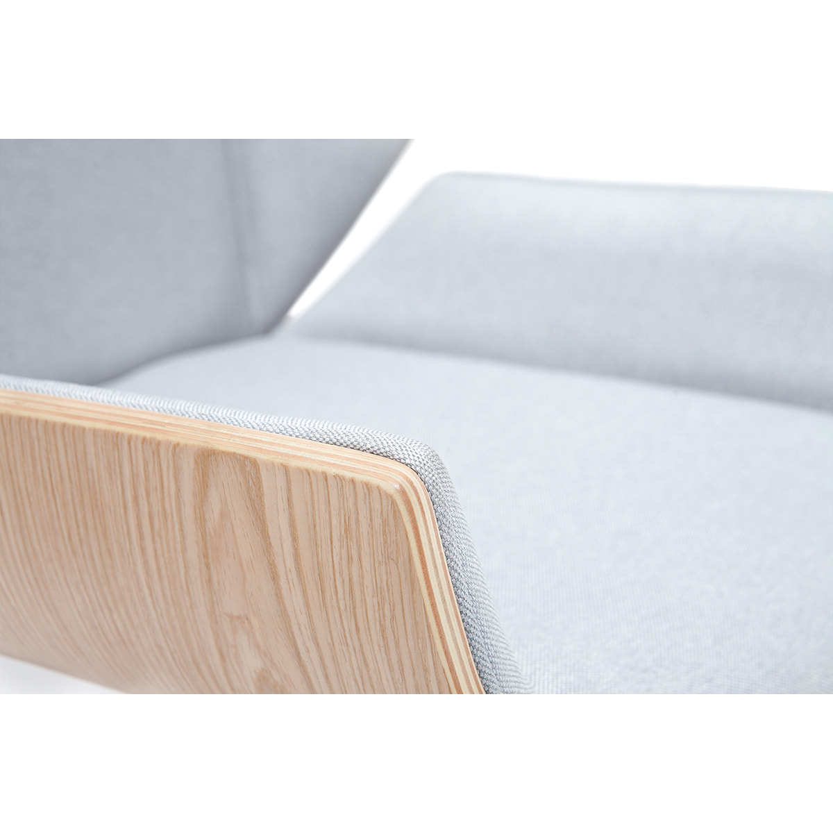 Fauteuil de bureau de direction design en tissu gris clair, bois clair et acier chromé CURVED